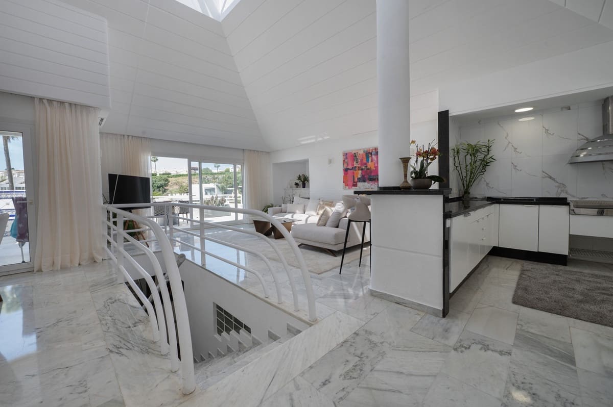 4 makuuhuone Paritalo myytävänä paikassa Calahonda mukana uima-altaan - 699 500 € (Ref: 9976194)