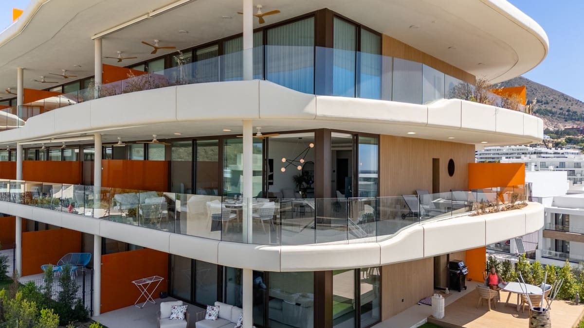 2 soveværelse Lejlighed til salg i Fuengirola med swimmingpool - € 695.000 (Ref: 9976195)