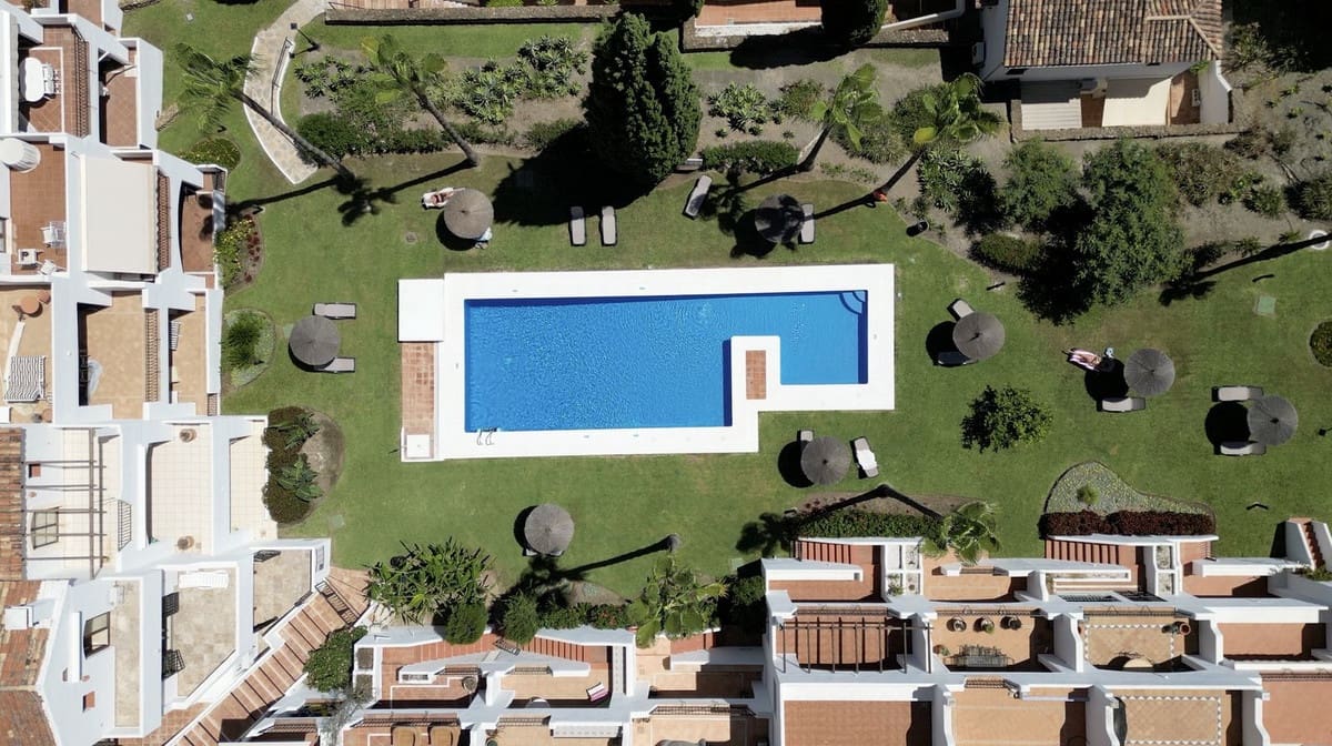 4 soveværelse Byhus til salg i Los Arqueros med swimmingpool - € 745.000 (Ref: 9976199)