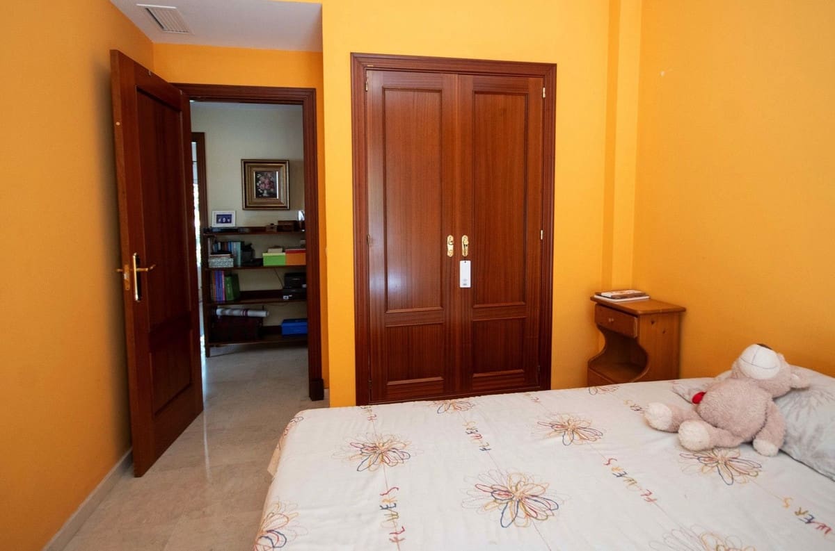 4 bedroom Townhouse for sale in Estepona with garage - € 732,000 (Ref: 9976206)