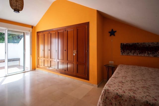 4 soverom Hus til salgs i Zona Calvario, Estepona med garasje - € 732 000 (Ref: 9976206)