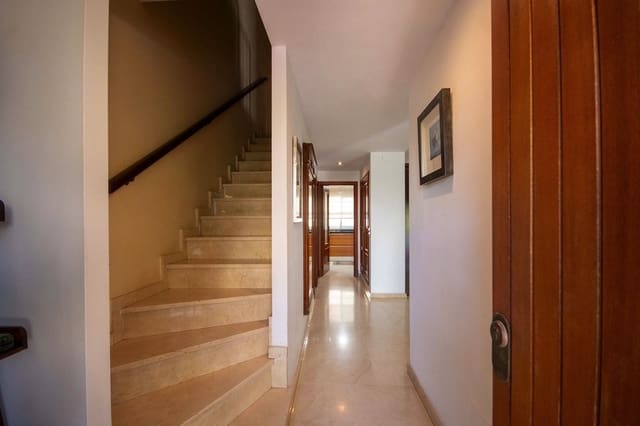 4 soverom Hus til salgs i Zona Calvario, Estepona med garasje - € 732 000 (Ref: 9976206)