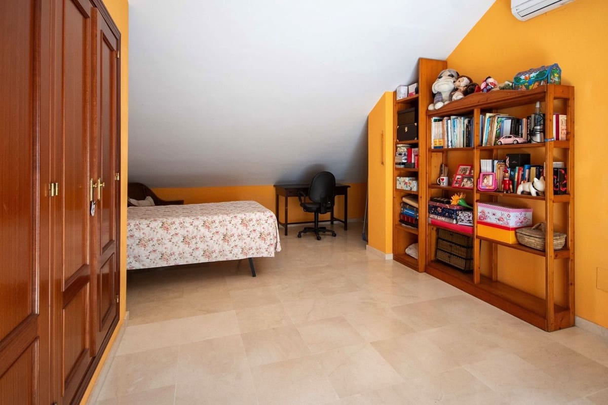 4 bedroom Townhouse for sale in Estepona with garage - € 732,000 (Ref: 9976206)