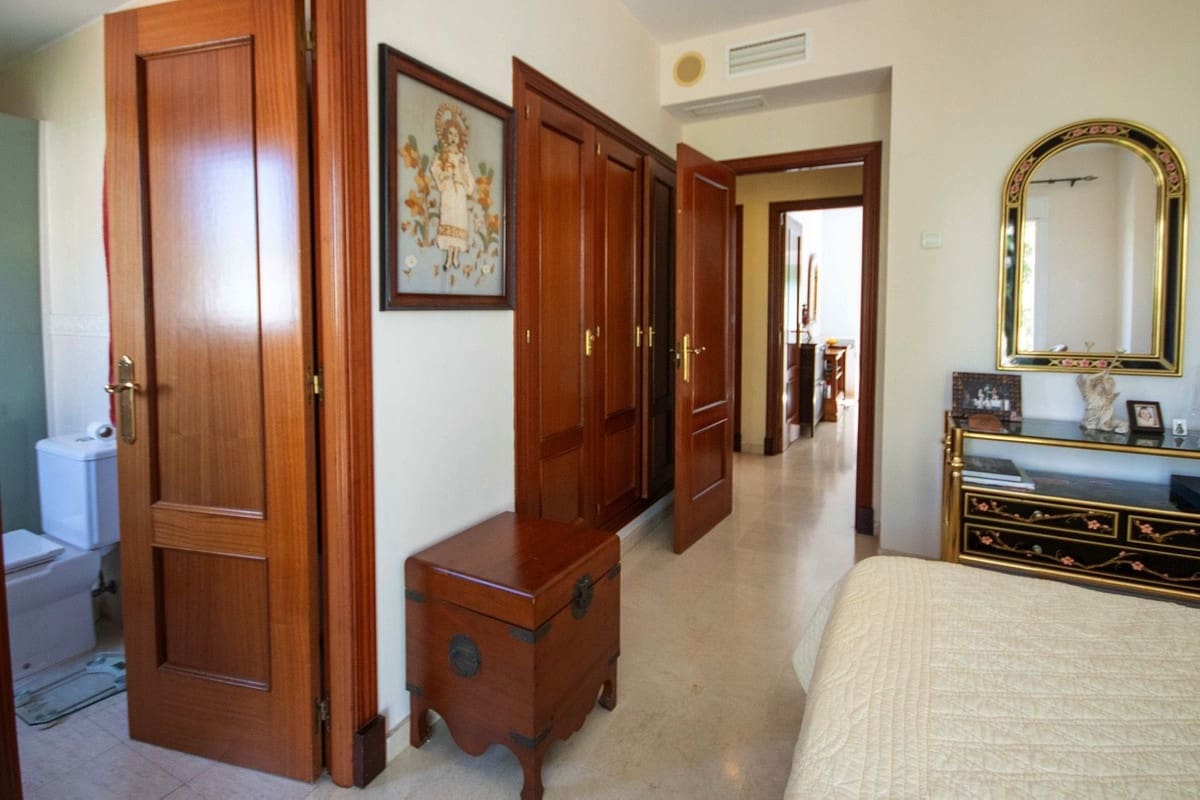 4 bedroom Townhouse for sale in Estepona with garage - € 732,000 (Ref: 9976206)