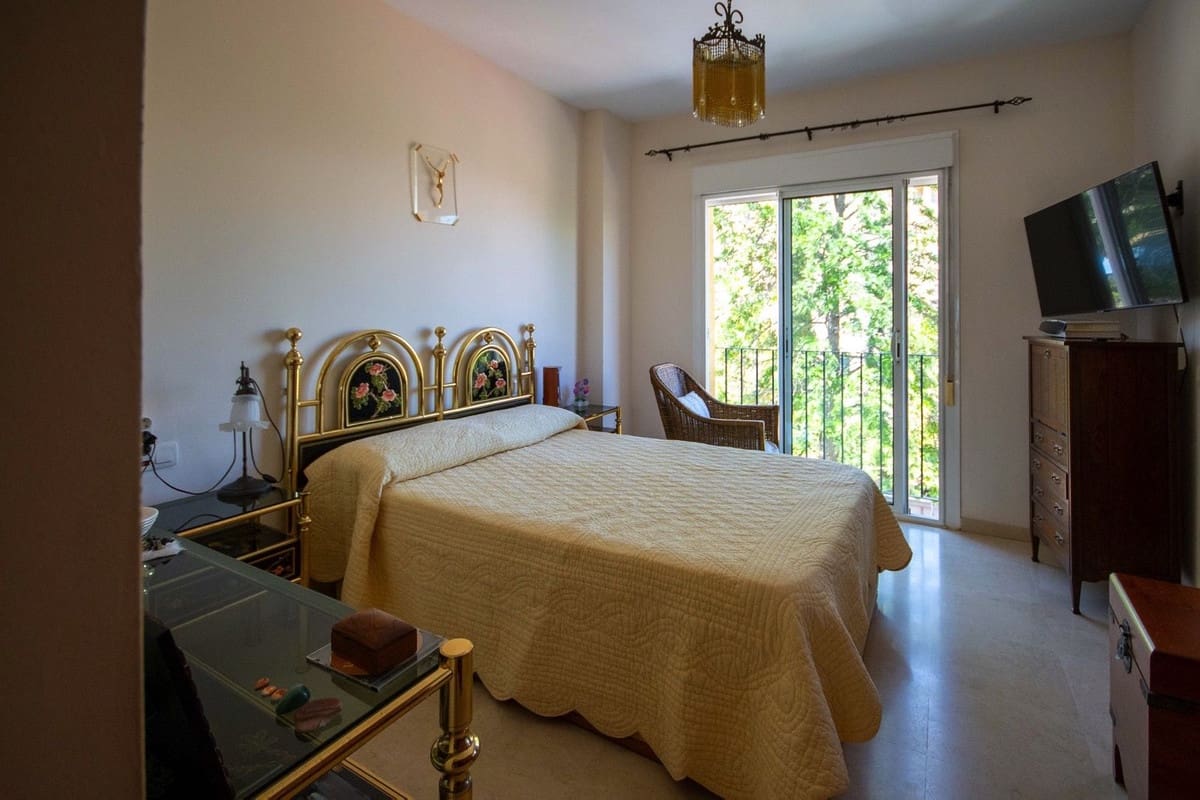 4 bedroom Townhouse for sale in Estepona with garage - € 732,000 (Ref: 9976206)