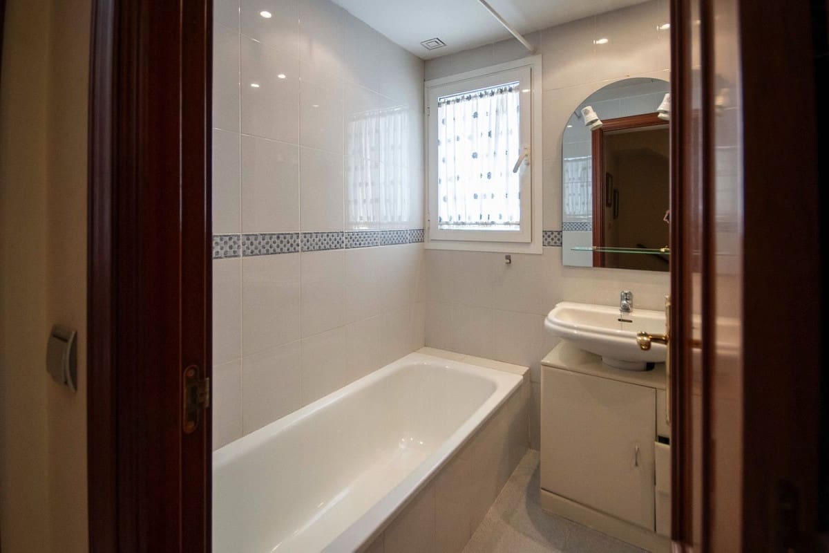 4 bedroom Townhouse for sale in Estepona with garage - € 732,000 (Ref: 9976206)