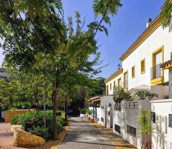 4 soverom Hus til salgs i Zona Calvario, Estepona med garasje - € 732 000 (Ref: 9976206)