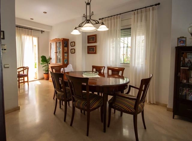 4 soverom Hus til salgs i Zona Calvario, Estepona med garasje - € 732 000 (Ref: 9976206)