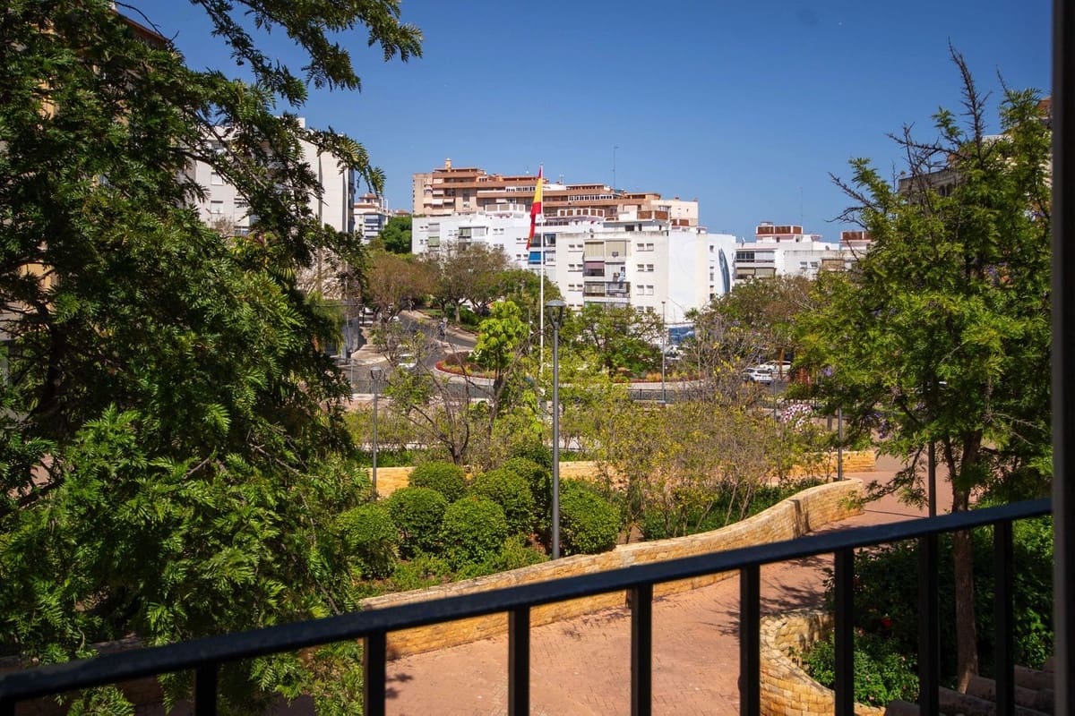 4 bedroom Townhouse for sale in Estepona with garage - € 732,000 (Ref: 9976206)