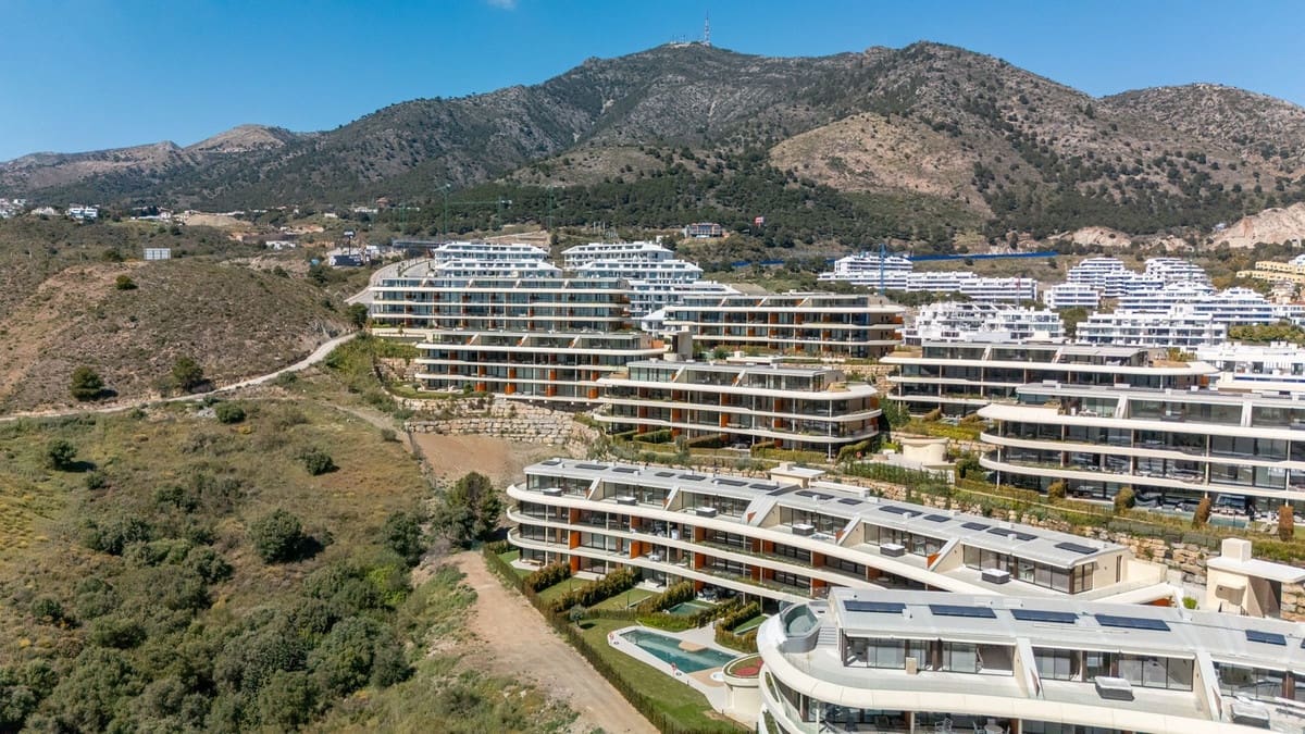 Apartamento de 3 habitaciones en Fuengirola en venta con piscina garaje - 695.000 € (Ref: 9976216)