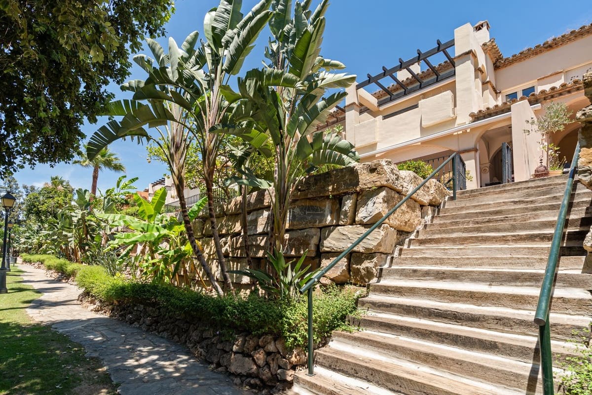3 bedroom Townhouse for sale in Guadalmina with pool garage - € 700,000 (Ref: 9976217)