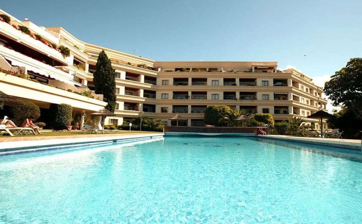 3 soverom Leilighet til salgs i Nueva Andalucia med garasje - € 690 000 (Ref: 9976222)