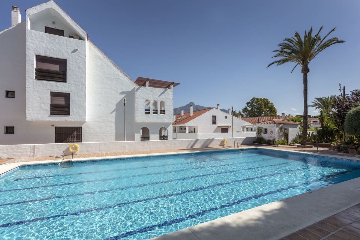 Apartamento de 3 habitaciones en Nueva Andalucia en venta con piscina - 655.000 € (Ref: 9976223)