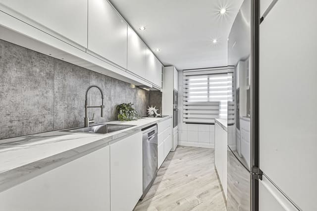 Apartamento de 3 habitaciones en Nueva Andalucia, Marbella en venta con piscina - 655.000 € (Ref: 9976223)