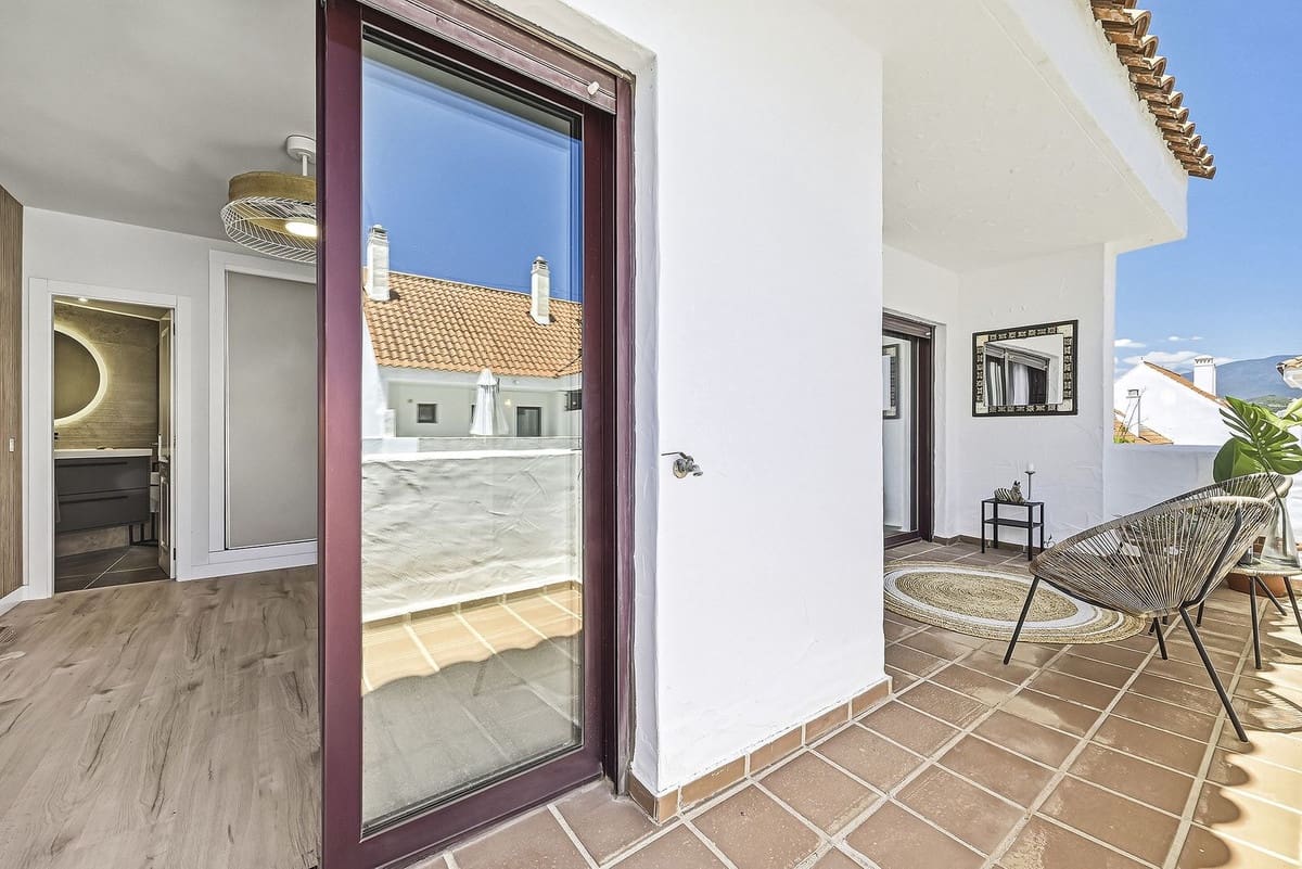 Apartamento de 3 habitaciones en Nueva Andalucia en venta con piscina - 655.000 € (Ref: 9976223)