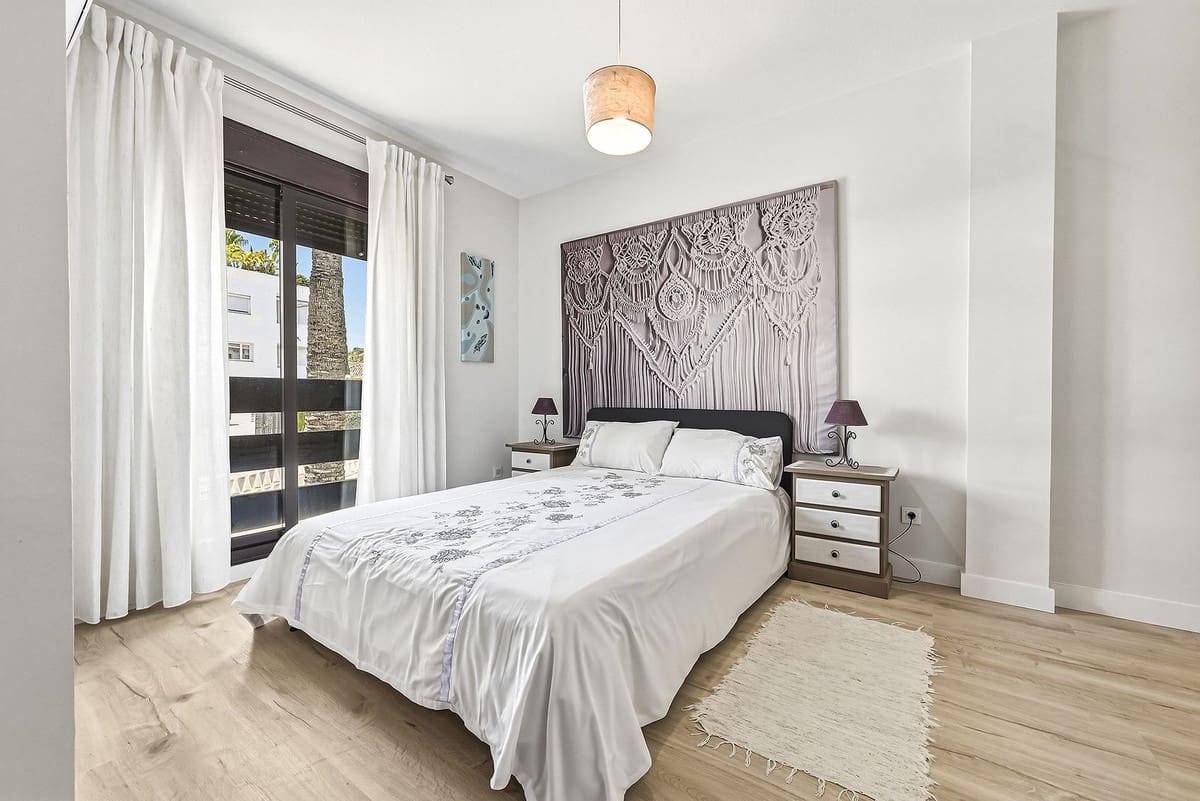 Apartamento de 3 habitaciones en Nueva Andalucia en venta con piscina - 655.000 € (Ref: 9976223)
