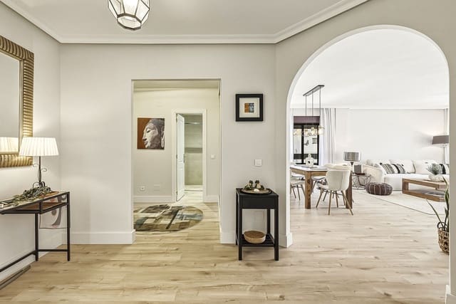 Apartamento de 3 habitaciones en Nueva Andalucia, Marbella en venta con piscina - 655.000 € (Ref: 9976223)