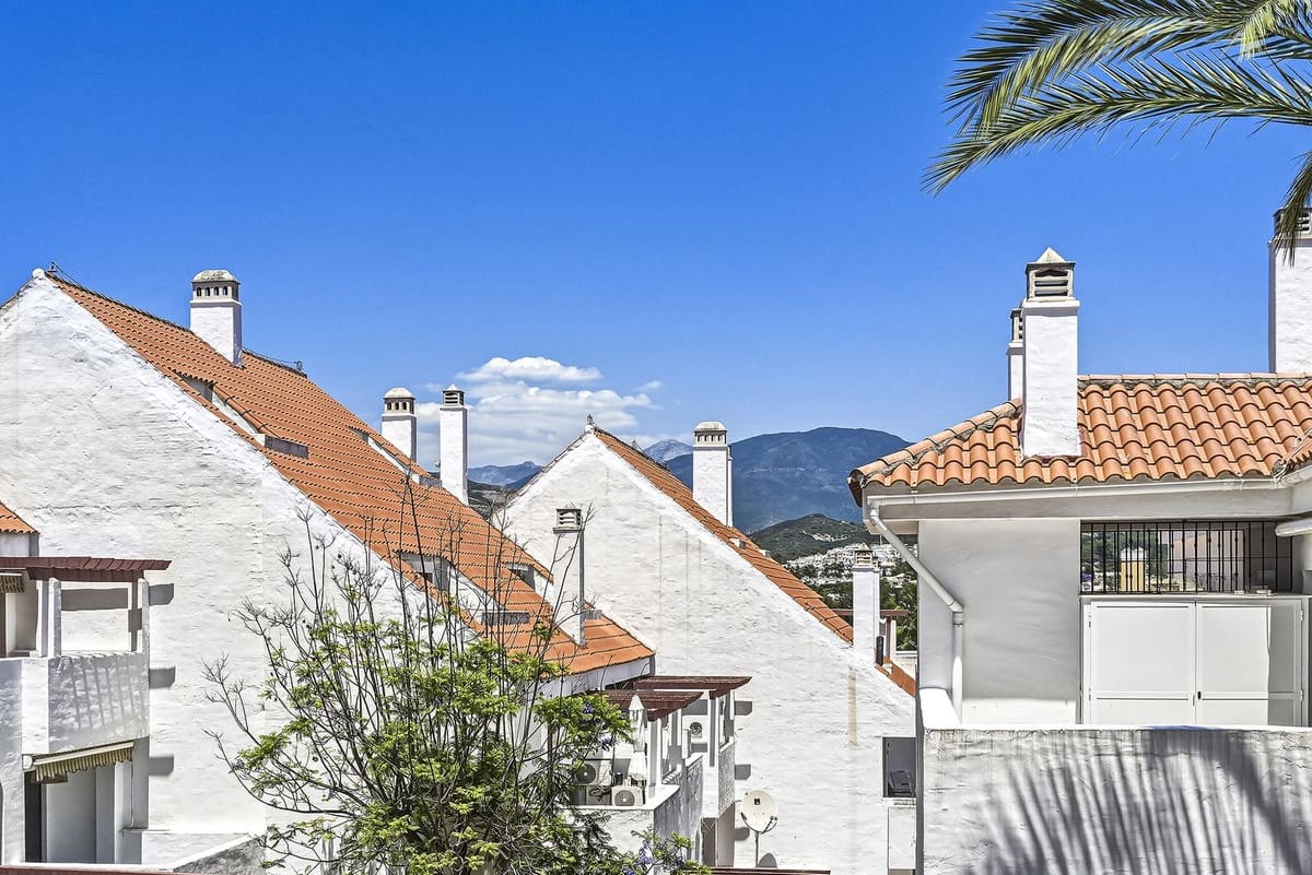 Apartamento de 3 habitaciones en Nueva Andalucia en venta con piscina - 655.000 € (Ref: 9976223)