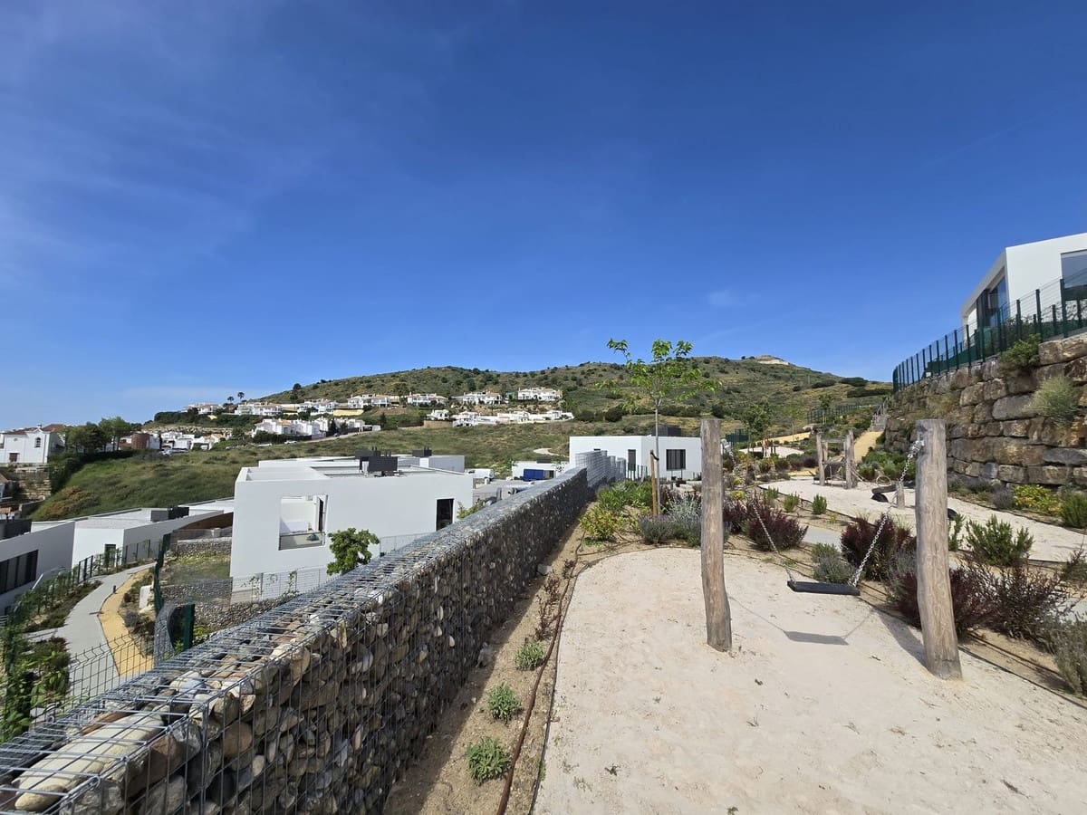 3 soverom Kjedet enebolig til salgs i Riviera del Sol med svømmebasseng - € 650 000 (Ref: 9976224)