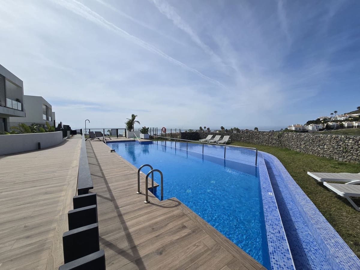 3 soverom Kjedet enebolig til salgs i Riviera del Sol med svømmebasseng - € 650 000 (Ref: 9976224)