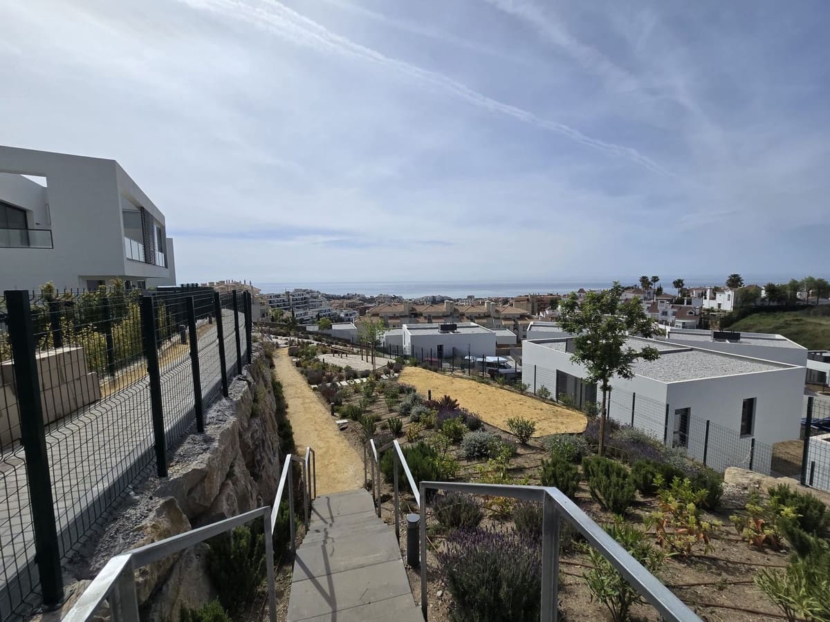 3 soverom Kjedet enebolig til salgs i Riviera del Sol med svømmebasseng - € 650 000 (Ref: 9976224)