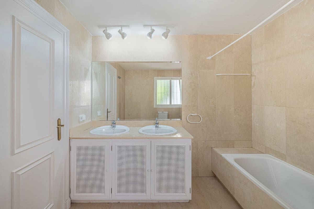 4 bedroom Townhouse for sale in La Quinta - € 670,000 (Ref: 9976225)