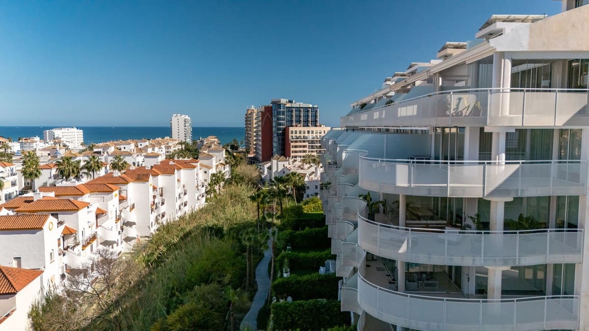 3 soveværelse Lejlighed til salg i Benalmadena Costa med swimmingpool garage - € 675.000 (Ref: 9976242)