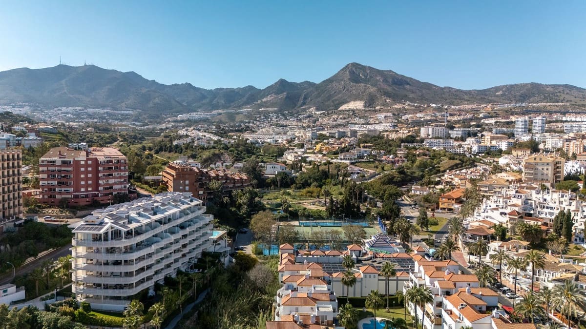 3 soveværelse Lejlighed til salg i Benalmadena Costa med swimmingpool garage - € 675.000 (Ref: 9976242)