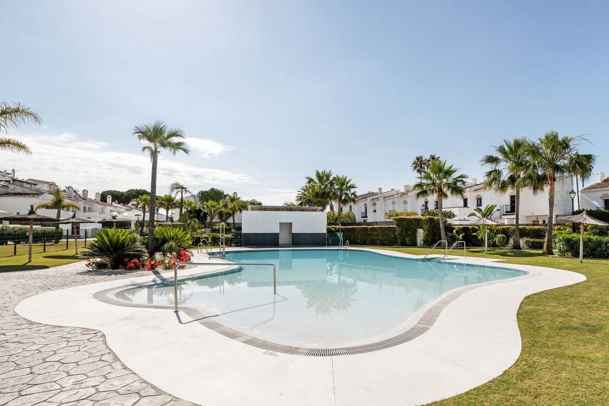 3 sovrum Lägenhet till salu i Estepona med pool - 650 000 € (Ref: 9976243)
