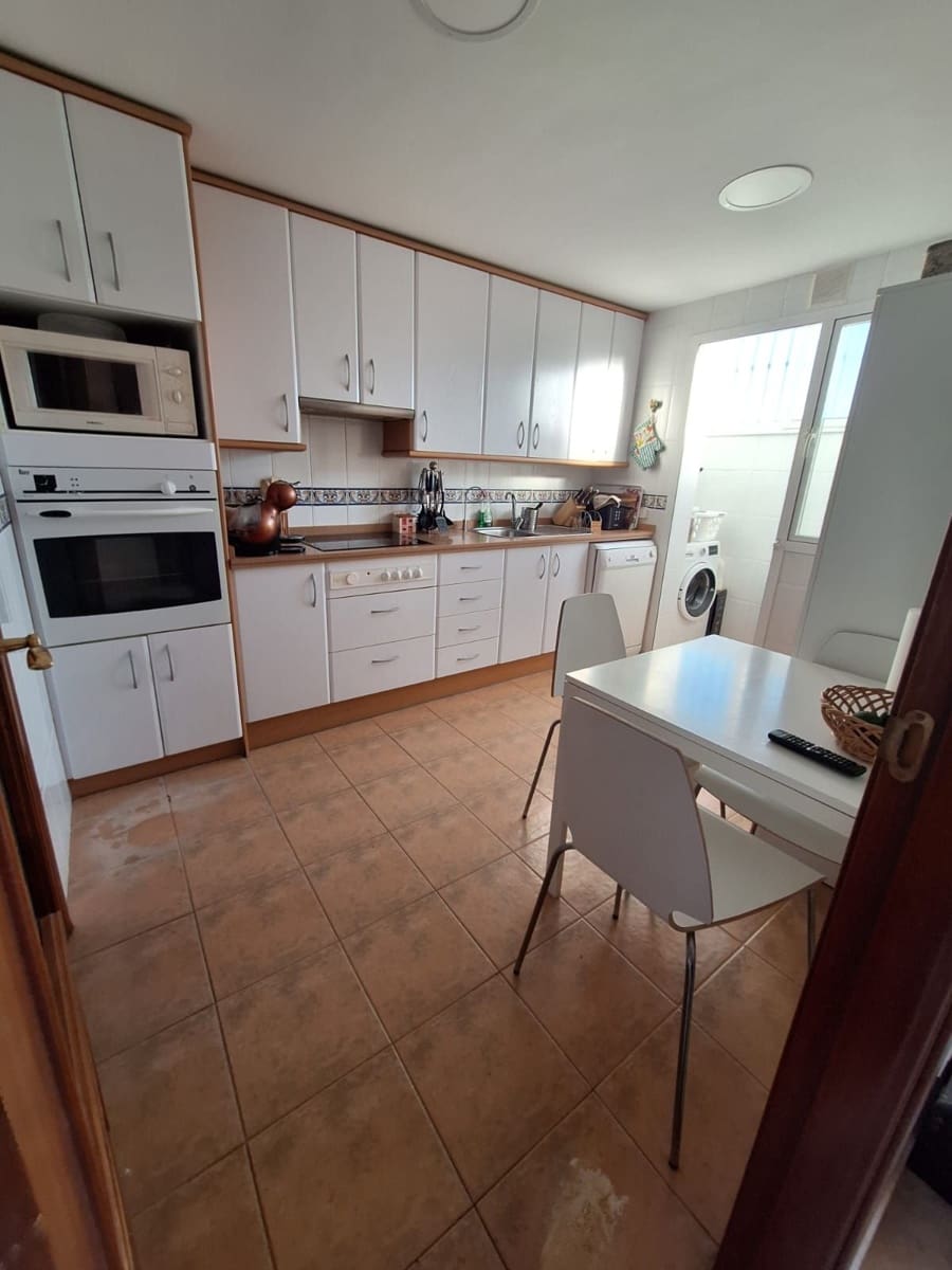4 soverom Hus til salgs i Marbella med svømmebasseng garasje - € 673 000 (Ref: 9976247)