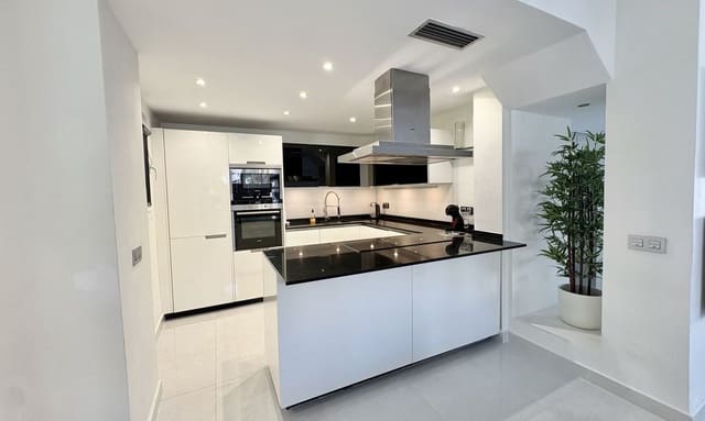 2 soverom Leilighet til salgs i Elviria, Marbella med svømmebasseng - € 650 000 (Ref: 9976249)