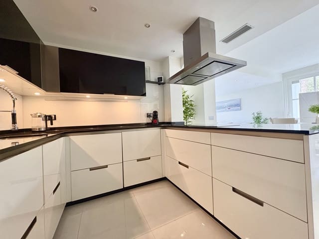 2 soverom Leilighet til salgs i Elviria, Marbella med svømmebasseng - € 650 000 (Ref: 9976249)
