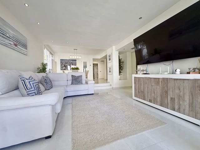 2 soverom Leilighet til salgs i Elviria, Marbella med svømmebasseng - € 650 000 (Ref: 9976249)