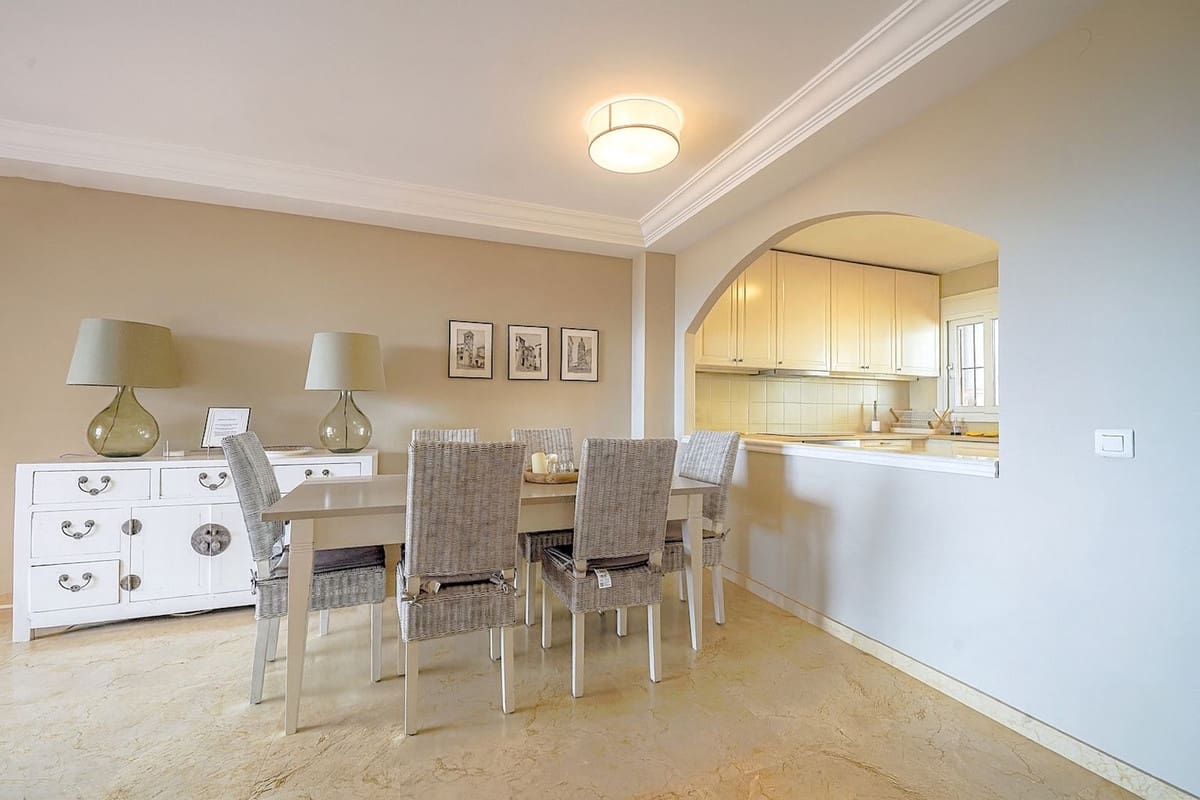 3 makuuhuone Omakotitalo myytävänä paikassa Estepona mukana uima-altaan - 675 000 € (Ref: 9976252)