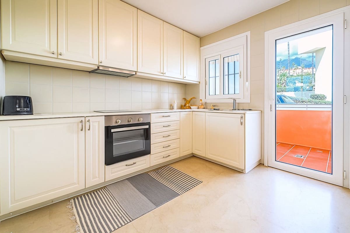 3 makuuhuone Omakotitalo myytävänä paikassa Estepona mukana uima-altaan - 675 000 € (Ref: 9976252)