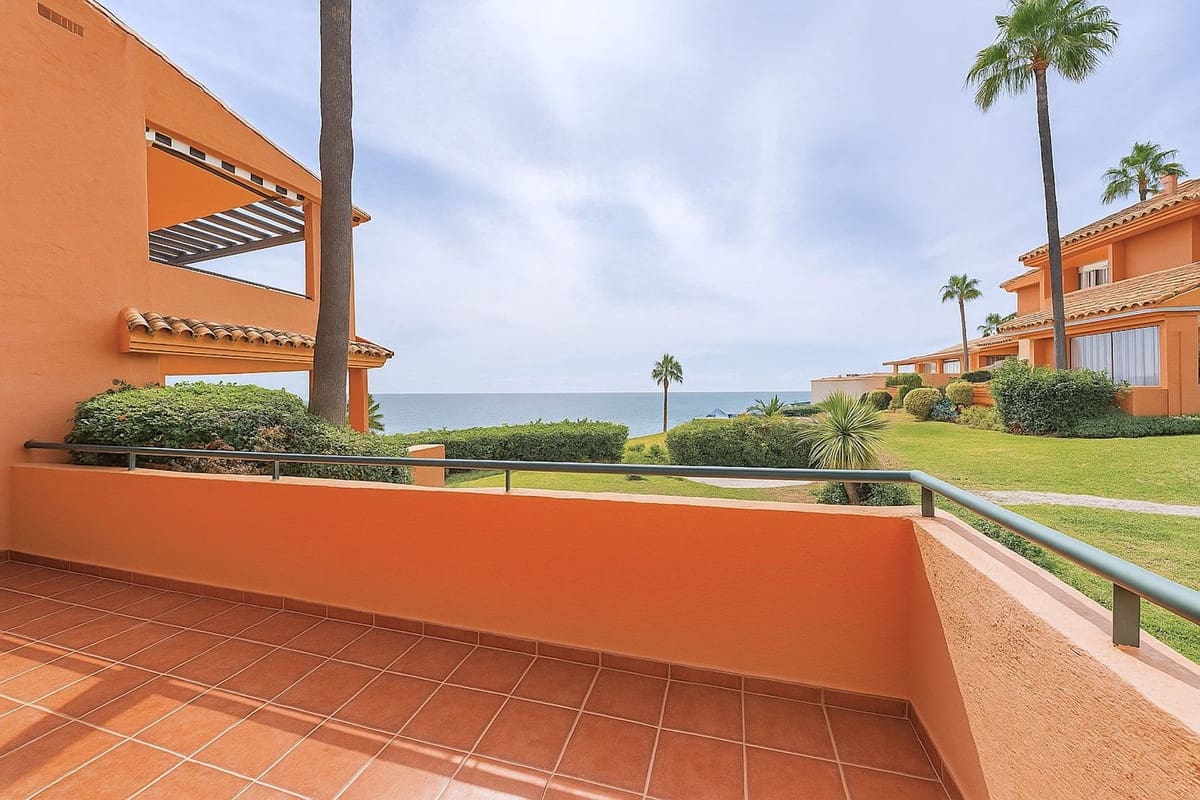 3 makuuhuone Omakotitalo myytävänä paikassa Estepona mukana uima-altaan - 675 000 € (Ref: 9976252)