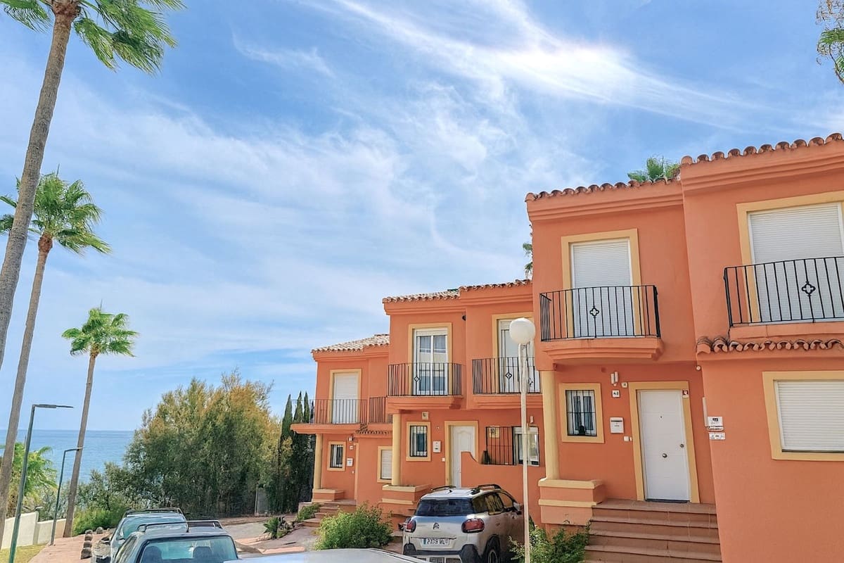 3 makuuhuone Omakotitalo myytävänä paikassa Estepona mukana uima-altaan - 675 000 € (Ref: 9976252)