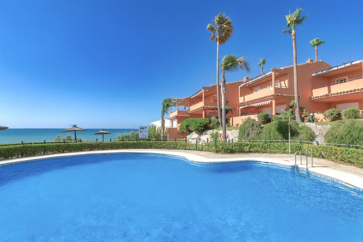 3 makuuhuone Omakotitalo myytävänä paikassa Estepona mukana uima-altaan - 675 000 € (Ref: 9976252)