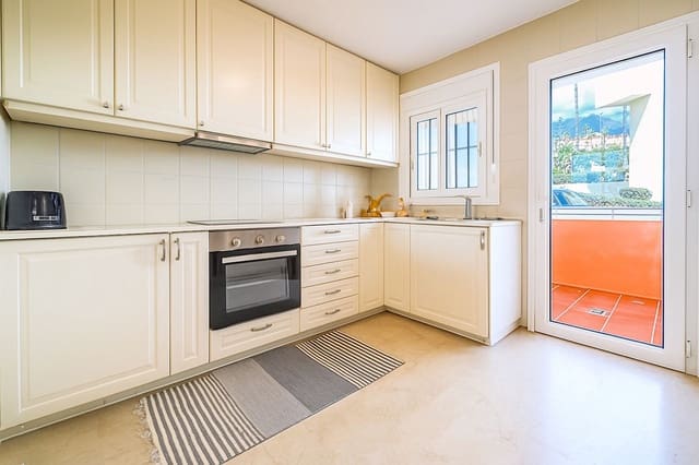3 makuuhuone Omakotitalo myytävänä paikassa Estepona mukana uima-altaan - 675 000 € (Ref: 9976252)