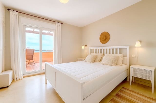 3 makuuhuone Omakotitalo myytävänä paikassa Estepona mukana uima-altaan - 675 000 € (Ref: 9976252)