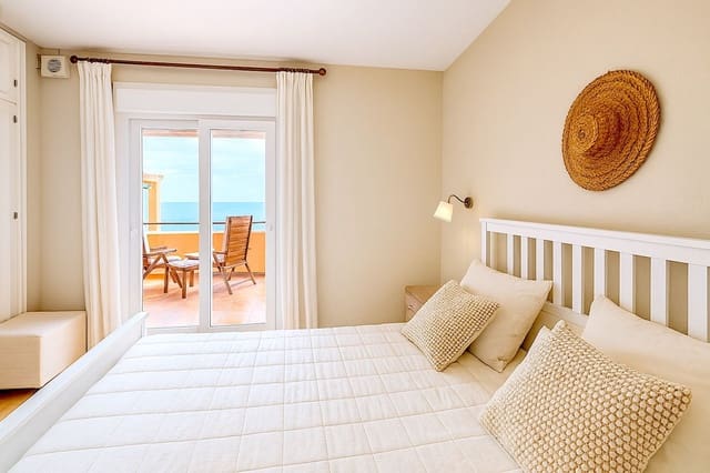 3 makuuhuone Omakotitalo myytävänä paikassa Estepona mukana uima-altaan - 675 000 € (Ref: 9976252)