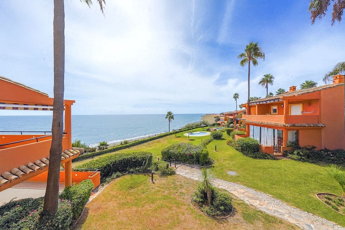 3 makuuhuone Omakotitalo myytävänä paikassa Estepona mukana uima-altaan - 675 000 € (Ref: 9976252)
