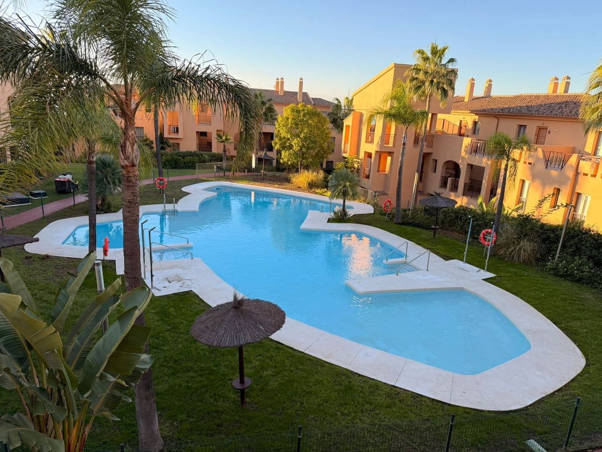 2 bedroom Apartment for sale in Benahavis with pool - € 650,000 (Ref: 9976265)