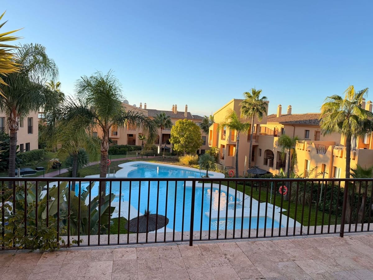 2 bedroom Apartment for sale in Benahavis with pool - € 650,000 (Ref: 9976265)