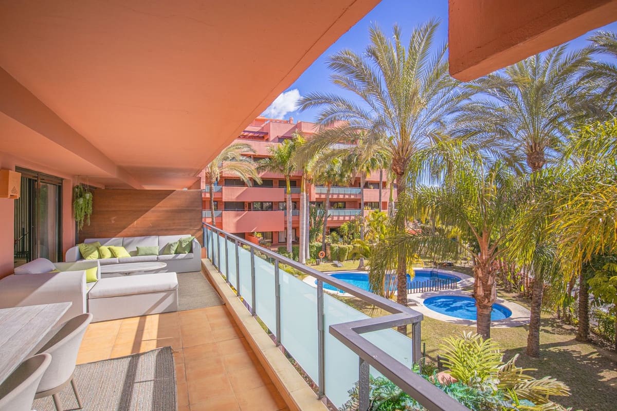 3 Zimmer Apartment zu verkaufen in Estepona mit Pool - 730.000 € (Ref: 9976272)