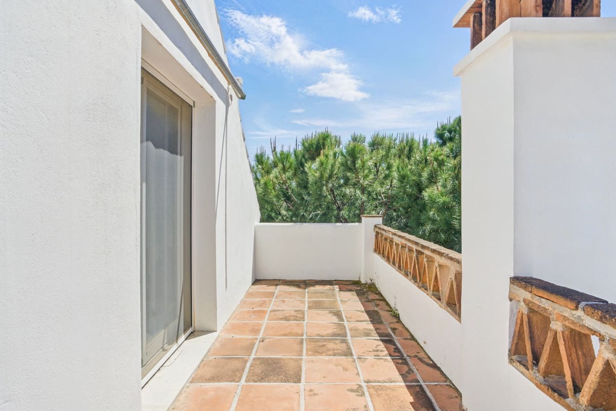 Apartamento de 4 habitaciones en Nueva Andalucia en venta con piscina - 670.000 € (Ref: 9976278)