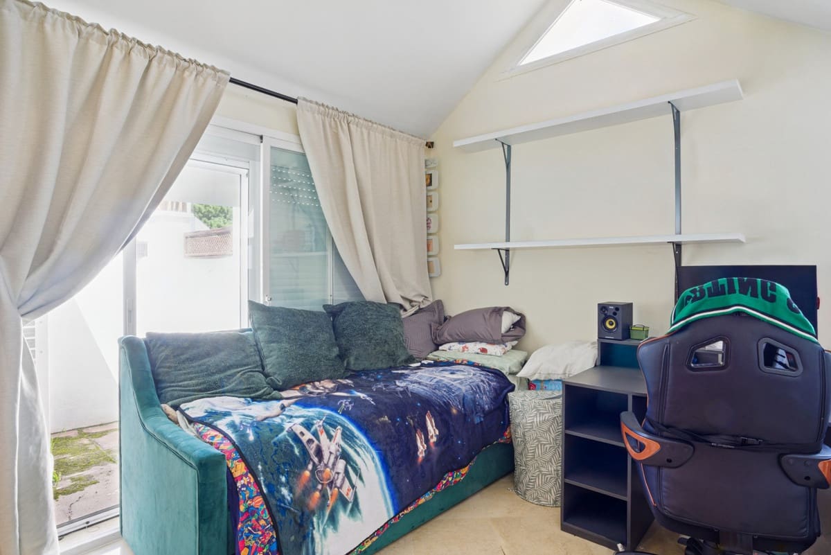 Apartamento de 4 habitaciones en Nueva Andalucia en venta con piscina - 670.000 € (Ref: 9976278)