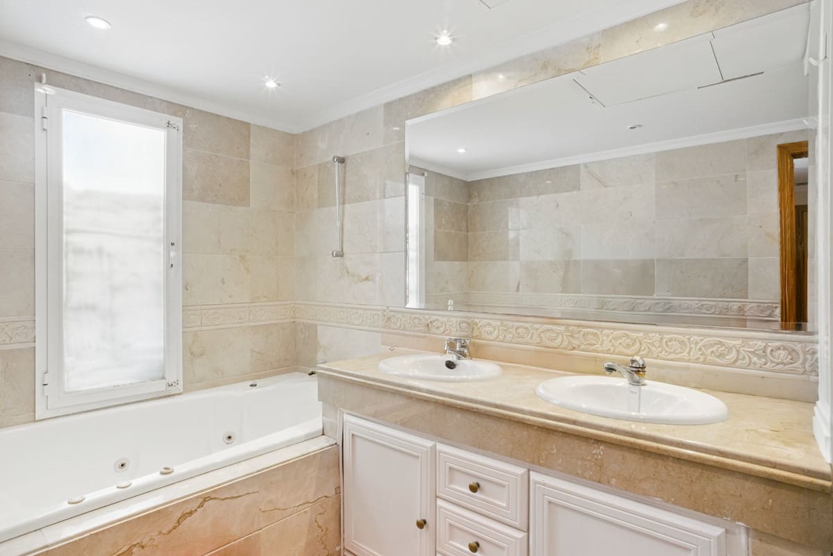 Apartamento de 4 habitaciones en Nueva Andalucia en venta con piscina - 670.000 € (Ref: 9976278)