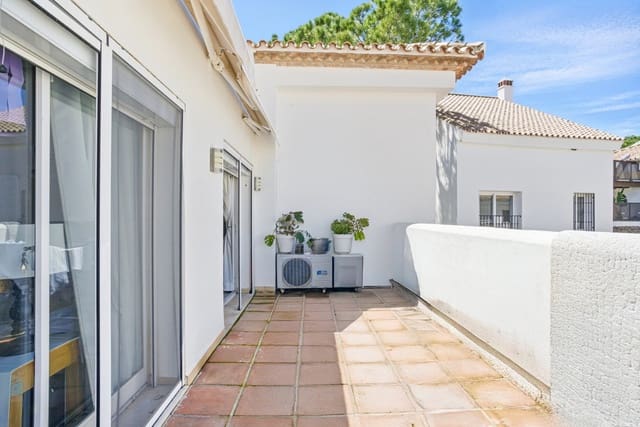 Apartamento de 4 habitaciones en Nueva Andalucia, Marbella en venta con piscina - 670.000 € (Ref: 9976278)