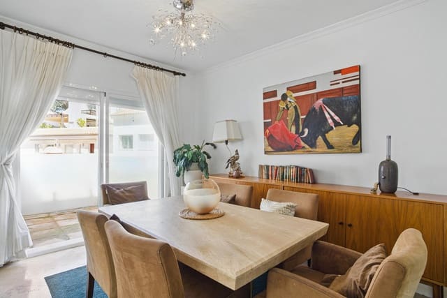Apartamento de 4 habitaciones en Nueva Andalucia, Marbella en venta con piscina - 670.000 € (Ref: 9976278)